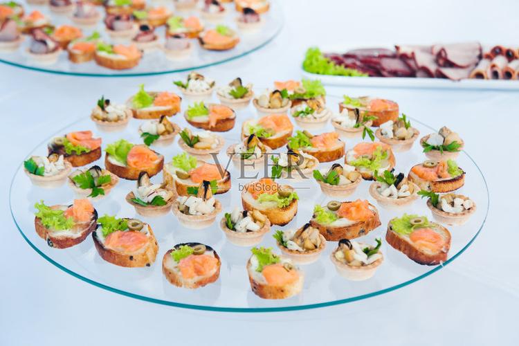 在豪华招待会上设置与三文鱼和肉的小食.餐饮服务图片素材