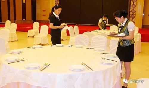 胶州宾馆餐饮服务部开展多项服务案例学习培训